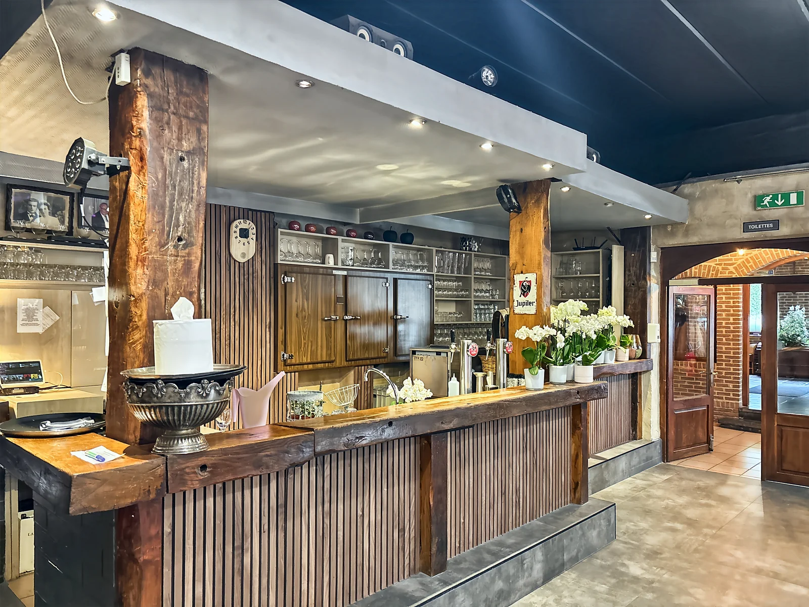 Le bar en bois de la grande salle