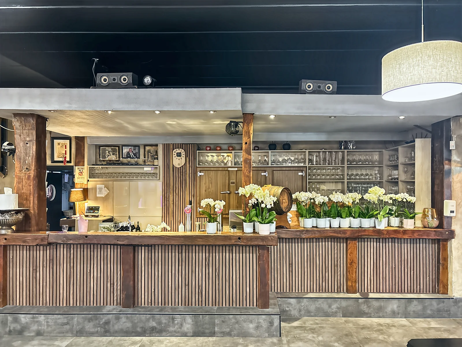 Le bar en bois de la grande salle
