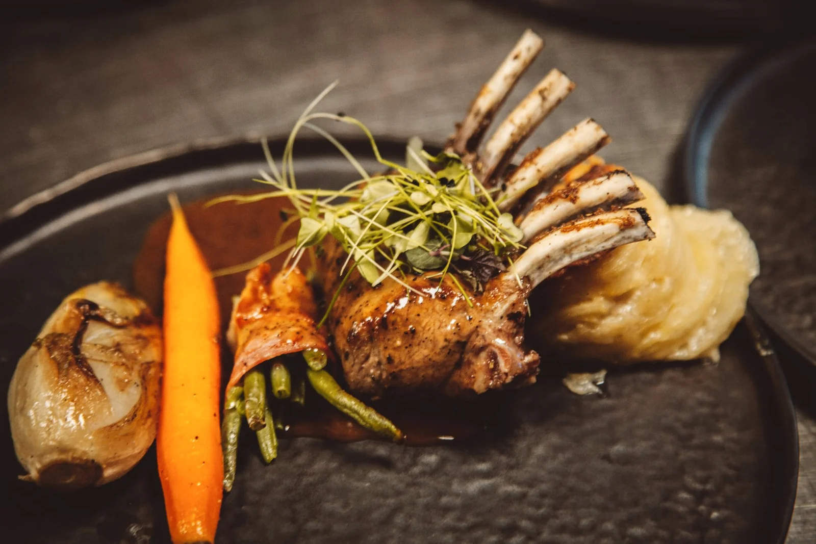 Carré d’agneau, carotte glacée et purée, dressé à l’assiette