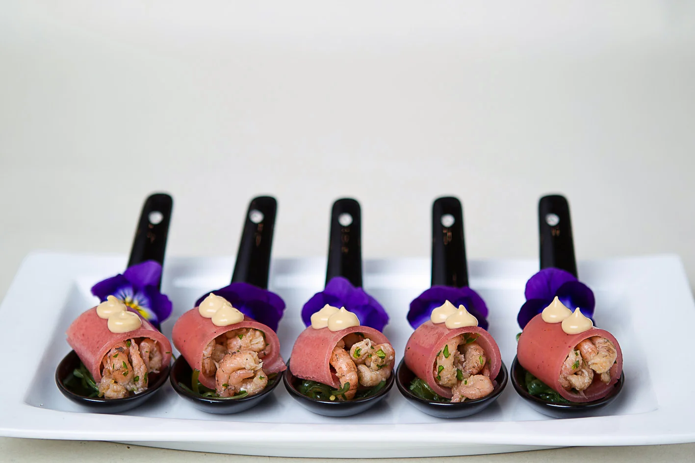 Cuillères apéritives aux crevettes grises et pensées