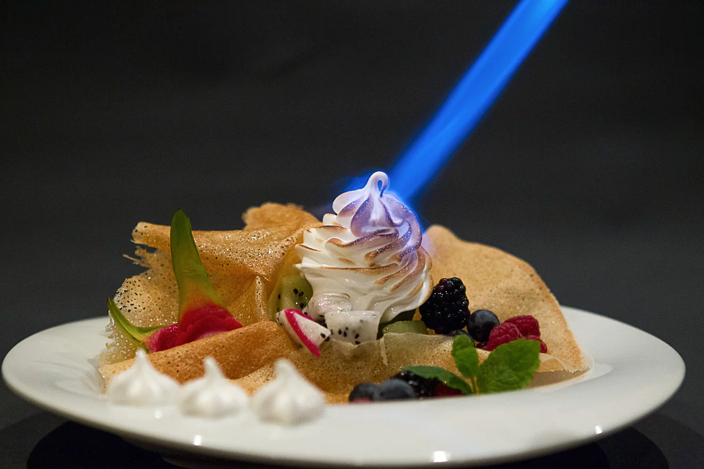 Dessert à la meringue, flambée au chalumeau