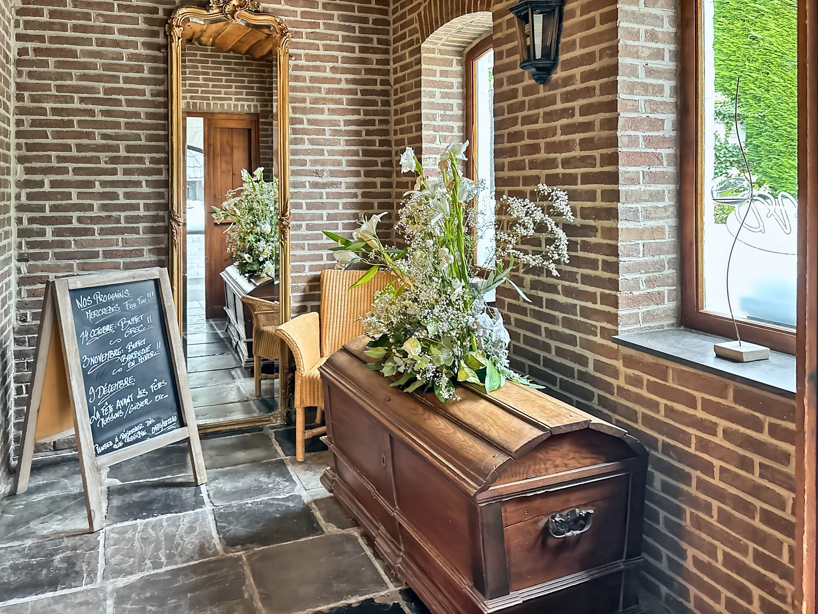 L’entrée, son coffre et son ardoise
