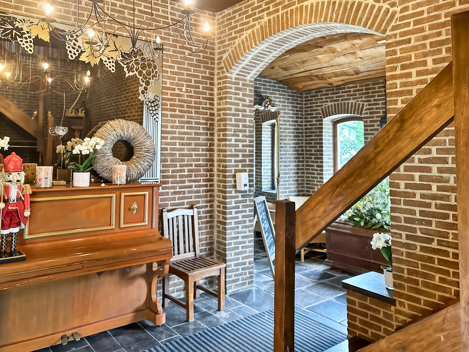 L’entrée, le piano et l’escalier en bois
