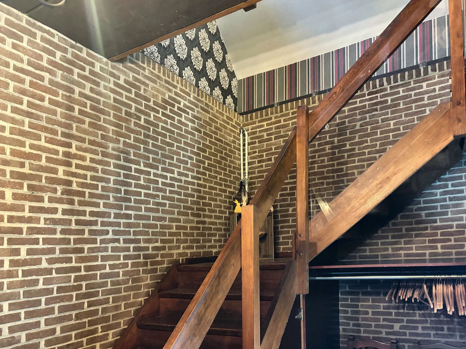 L’escalier en briques vers la seconde salle