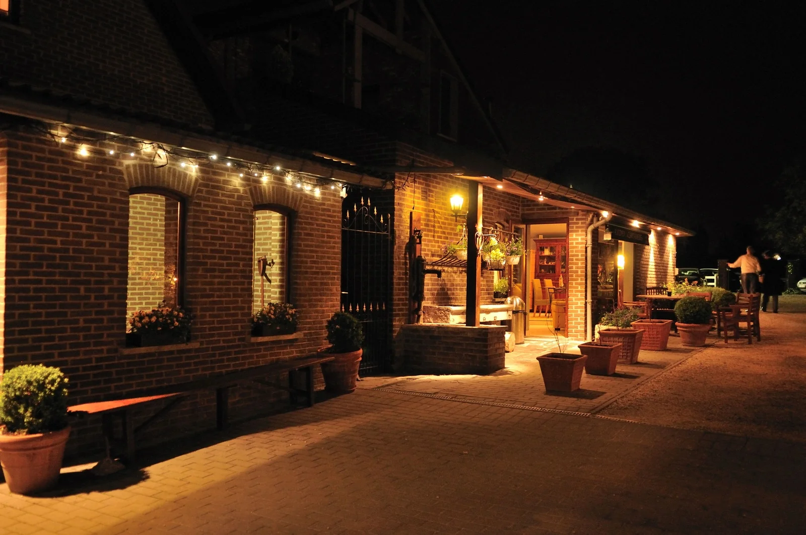 Le domaine illuminé de guirlandes, un soir de fête