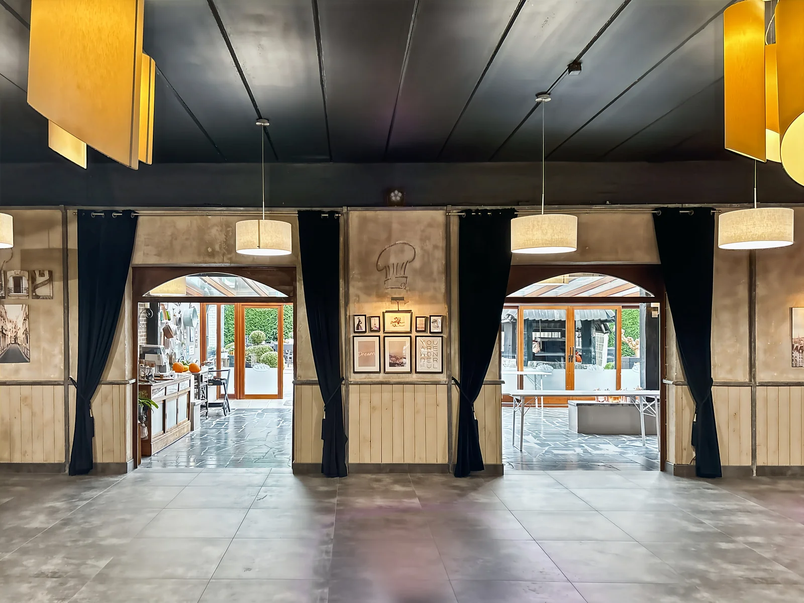 Les deux passages de la grande salle vers la véranda