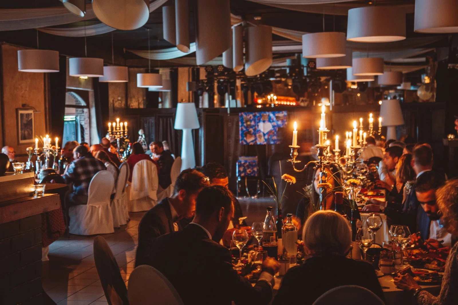 La grande salle en soirée, aux chandeliers