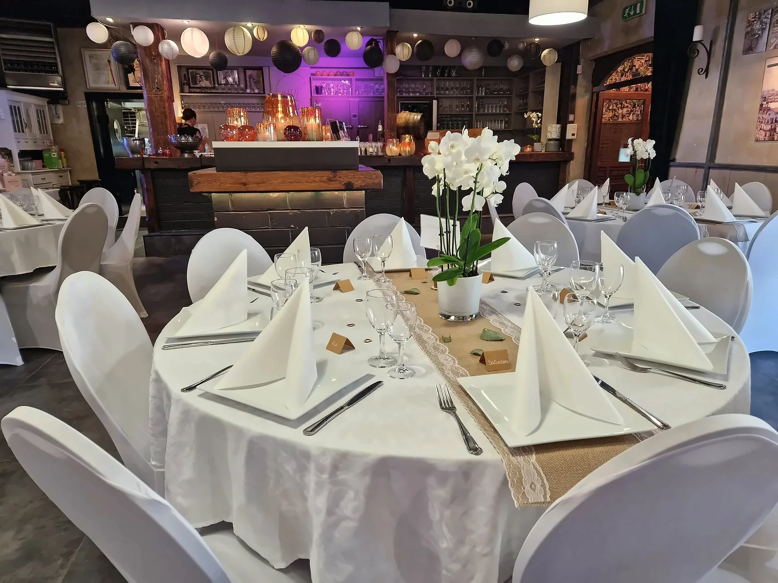 La grande salle dressée pour un mariage
