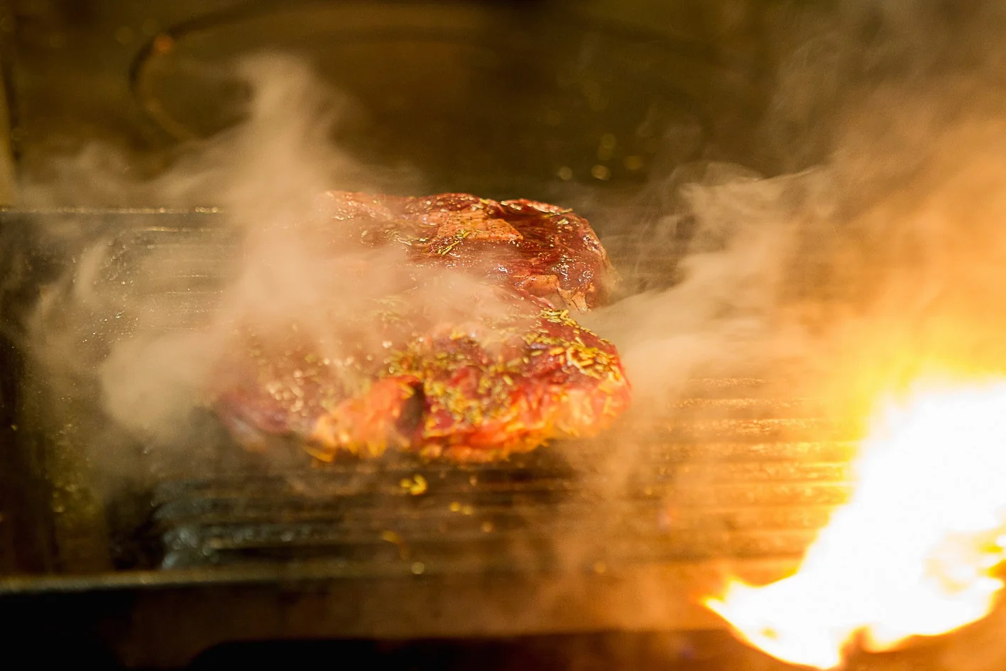 Viande saisie à la flamme pour le buffet