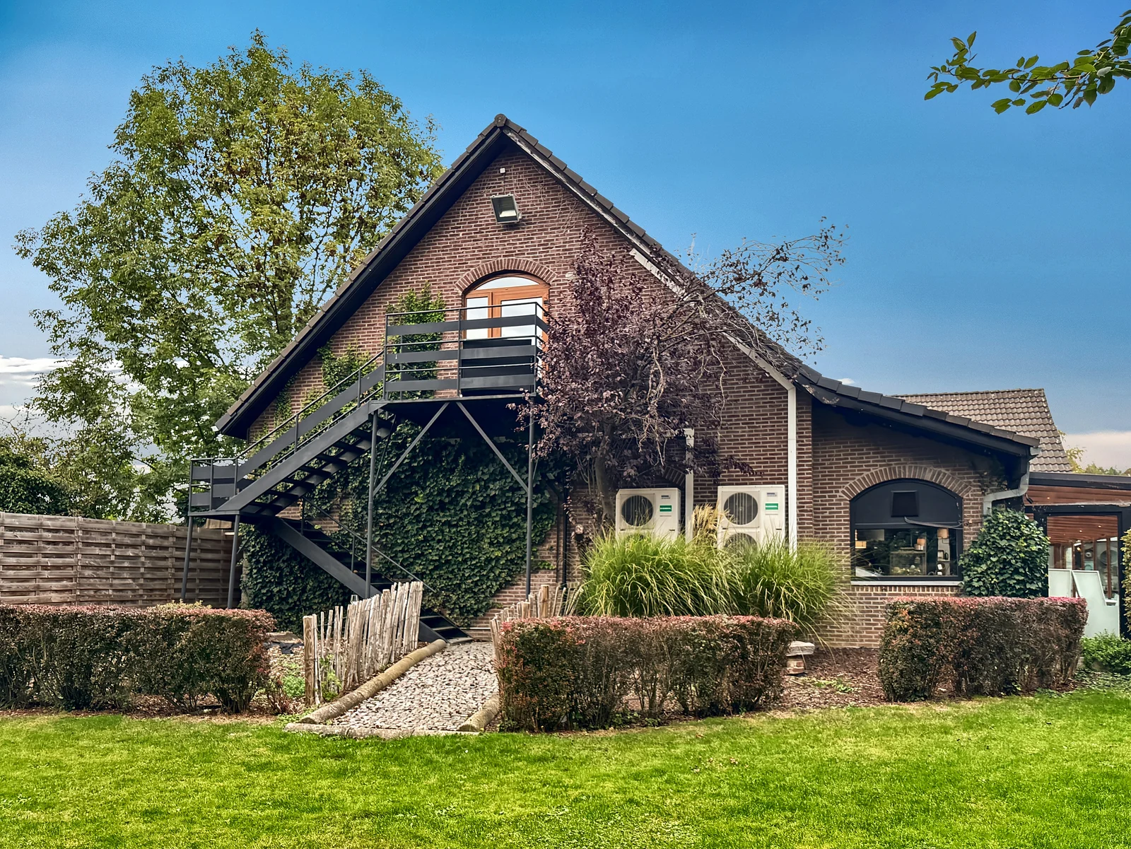 Le jardin côté façade en briques