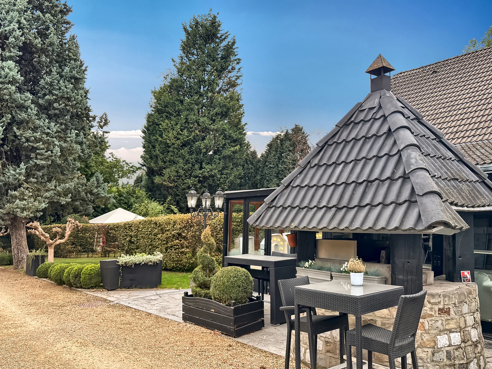 Le kiosque et sa table haute, au jardin