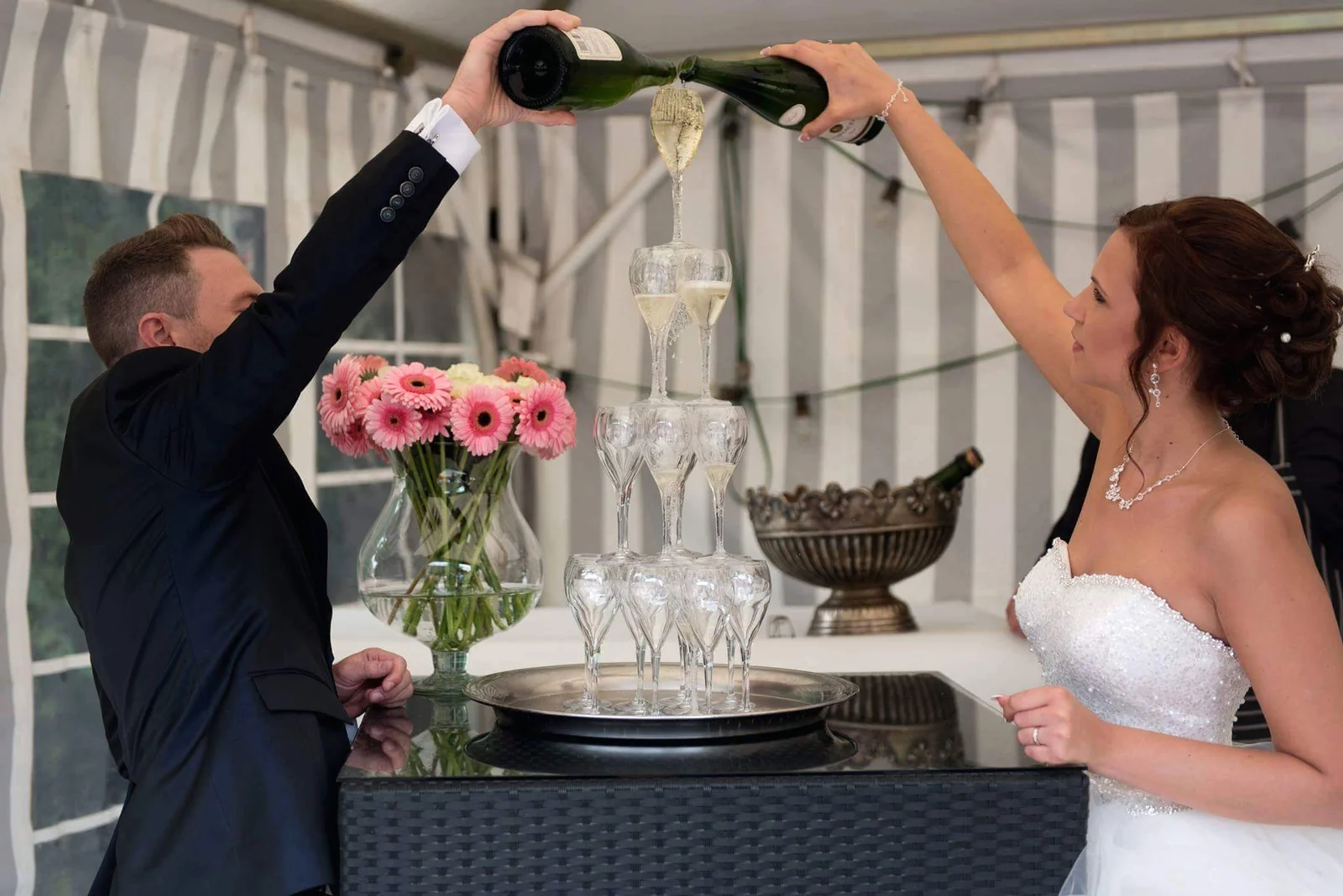 Les mariés servent la pyramide de champagne