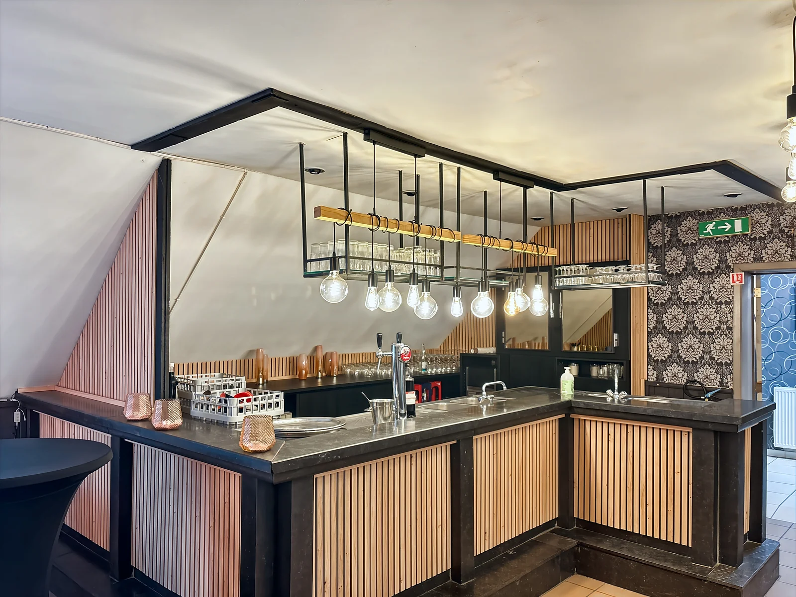 Le bar de la seconde salle