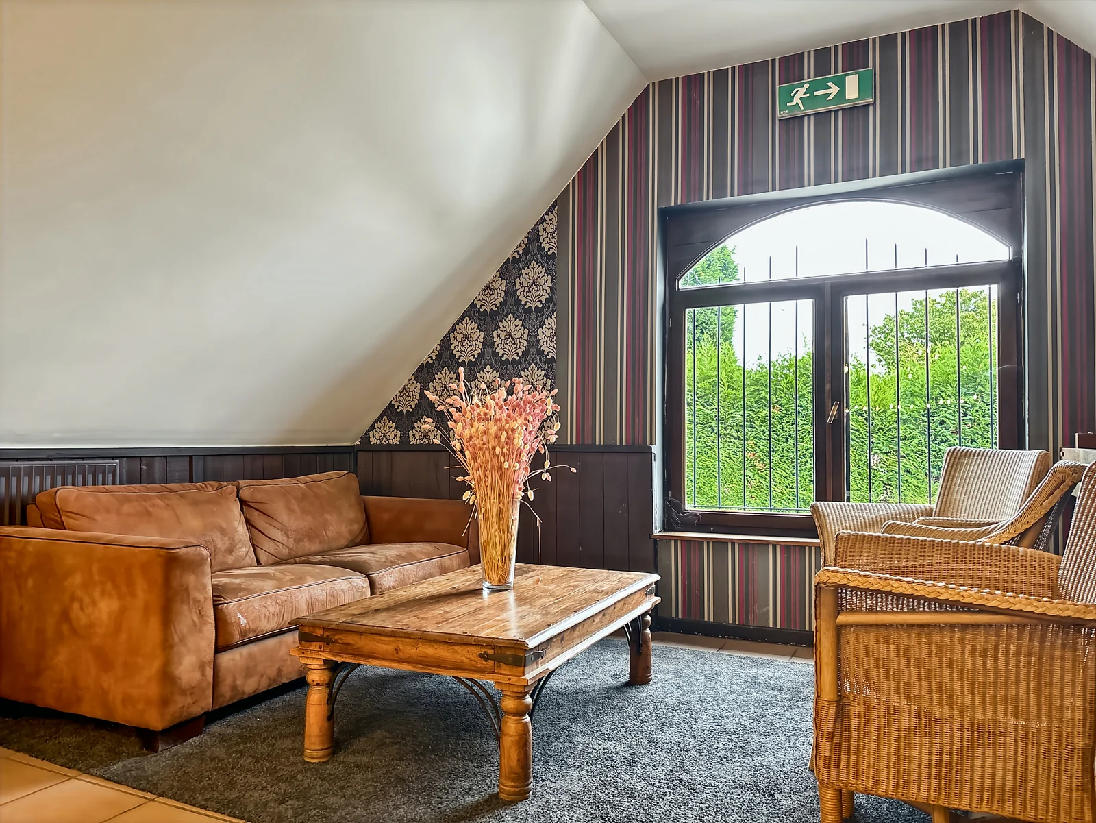 Le coin salon et ses fauteuils en cuir
