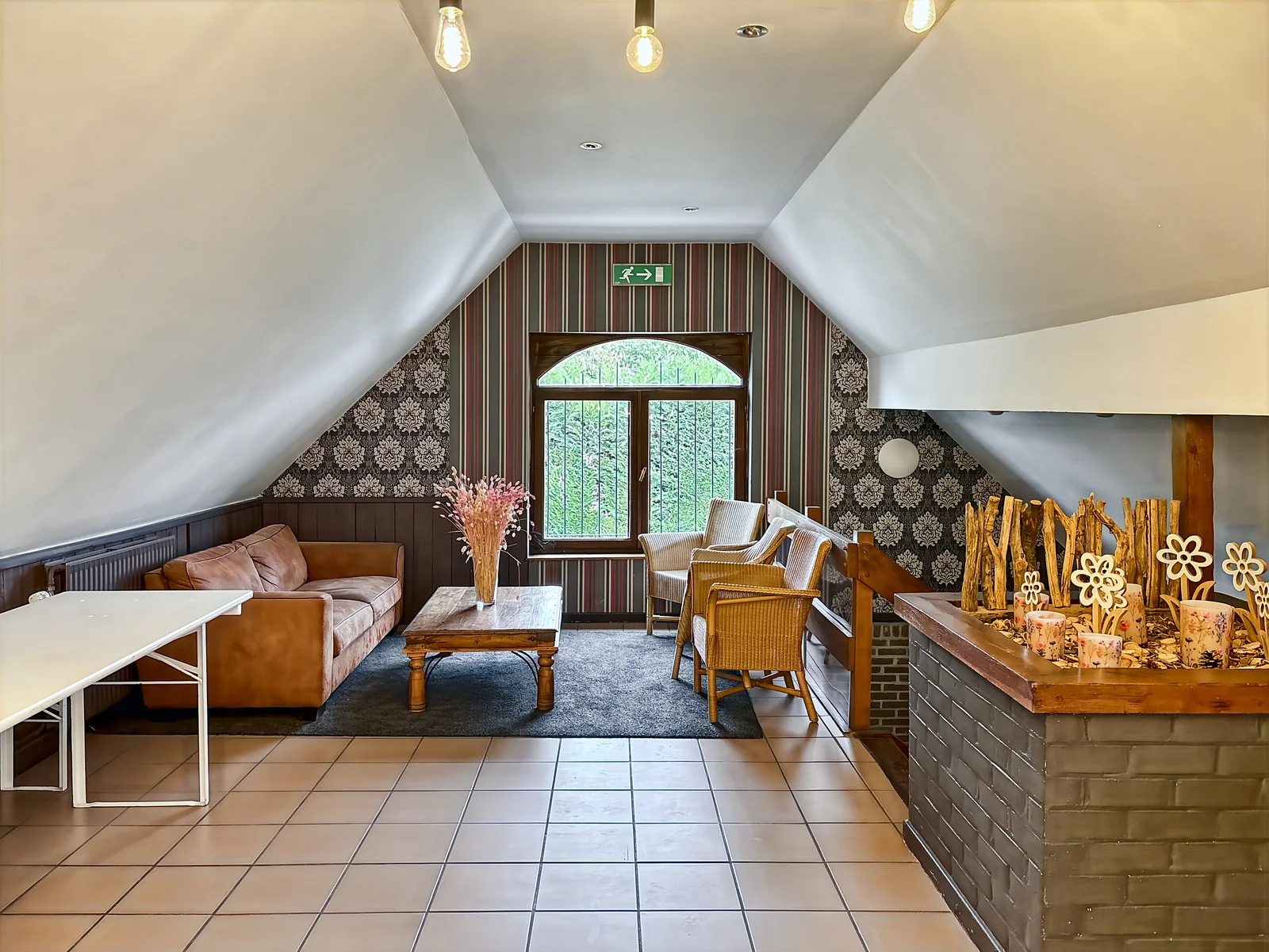 Le salon, à côté du bar