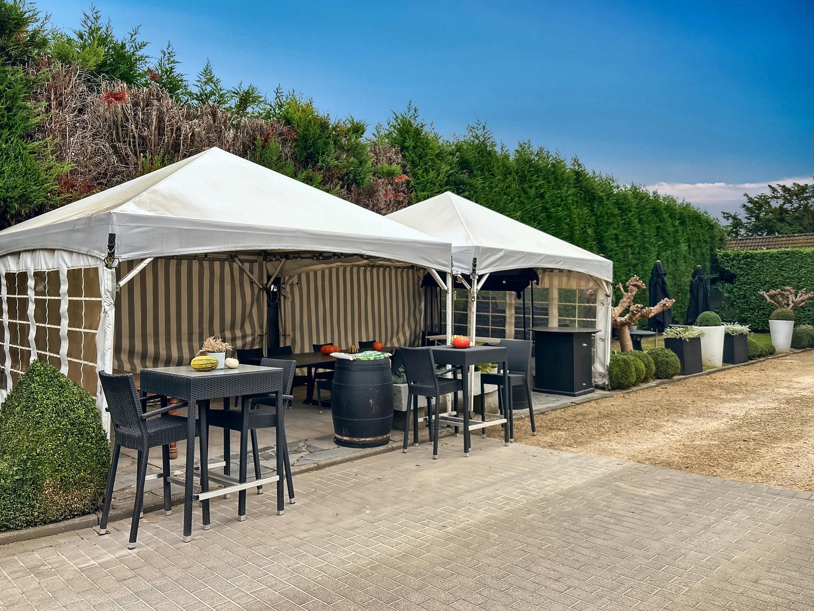 Les tonnelles et la terrasse, pour l’accueil des invités