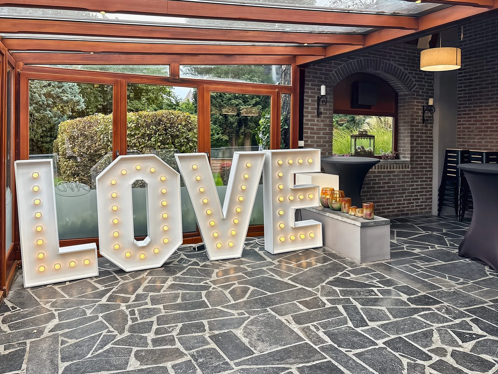 Les lettres LOVE lumineuses dans la véranda