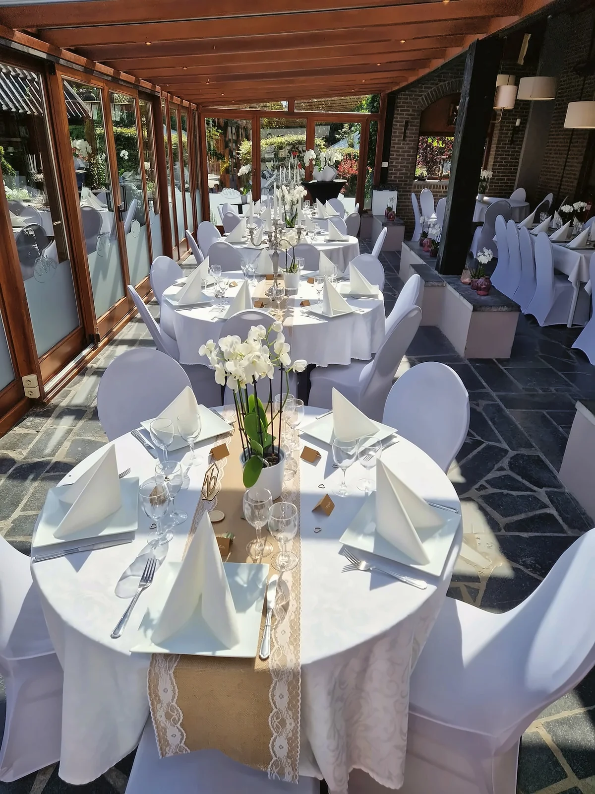La véranda dressée pour un repas de mariage