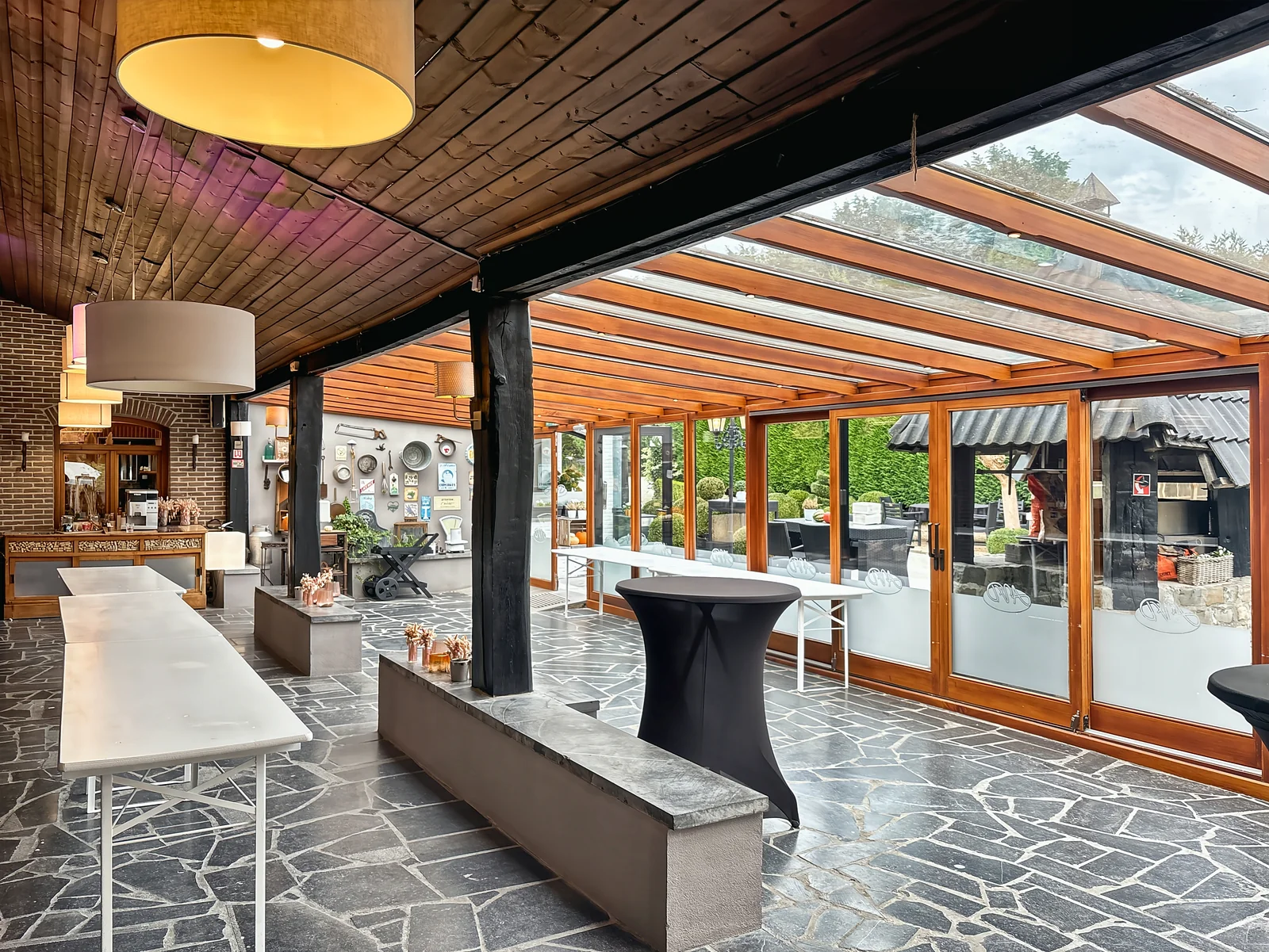 La véranda lumineuse, ouverte sur le jardin